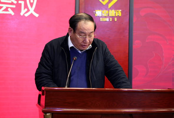 市教育局副局长张大龙宣读《最佳娱乐365bet娱乐场下载_勤策365_英国365网站正规吗教育局关于表彰2017年最佳娱乐365bet娱乐场下载_勤策365_英国365网站正规吗中小学校责任督学挂牌督导工作先进集体和先进个人的决定》