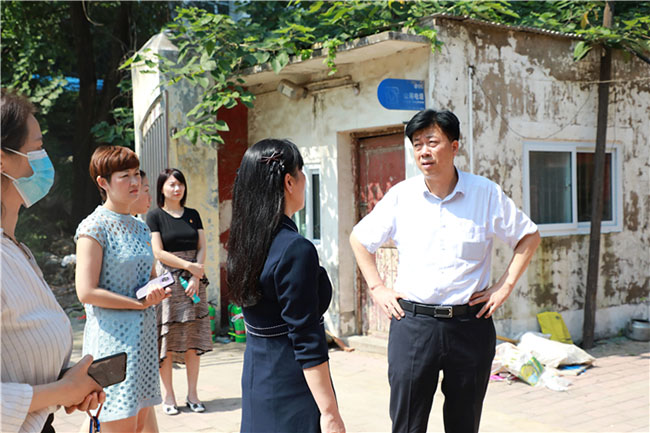 楚惠东实地察看最佳娱乐365bet娱乐场下载_勤策365_英国365网站正规吗教工幼儿园旧园址的情况.jpg