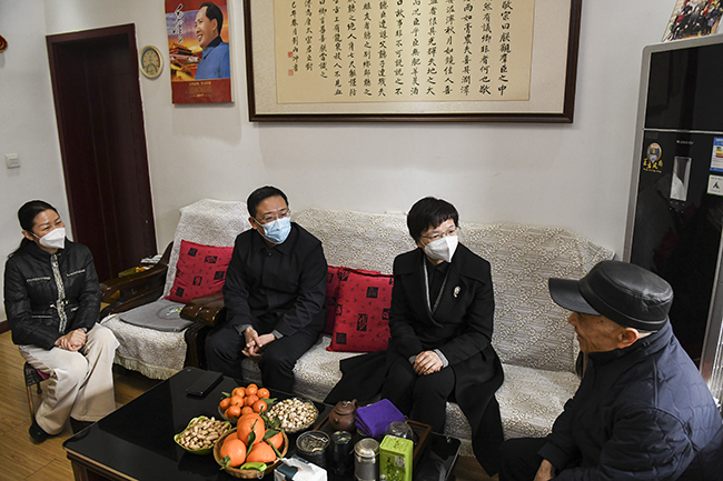 1 王丽娟一行春节前夕看望慰问离退休老干部.jpg